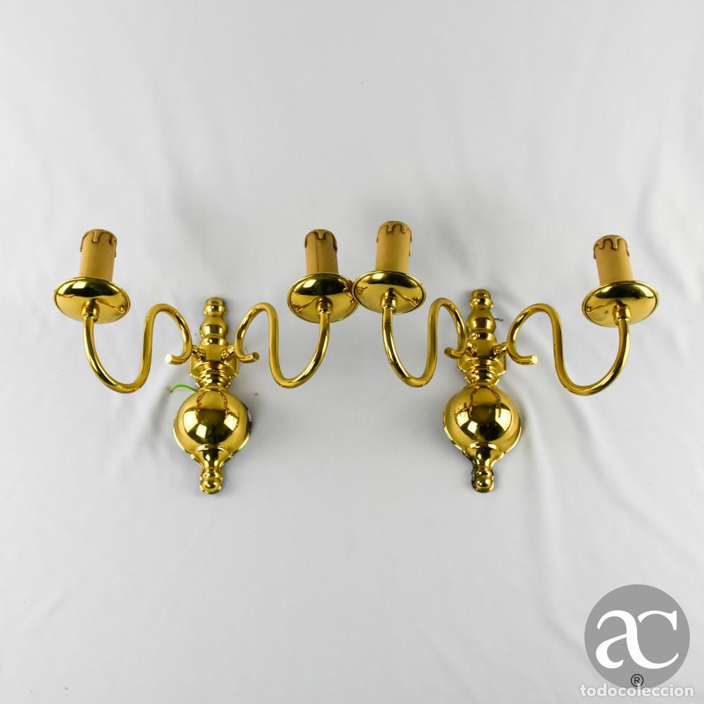 Antig&uuml;edades: Par de apliques de parede de 2 lumes em metal dourado, meados do s&eacute;c. XX n&ordm; 2