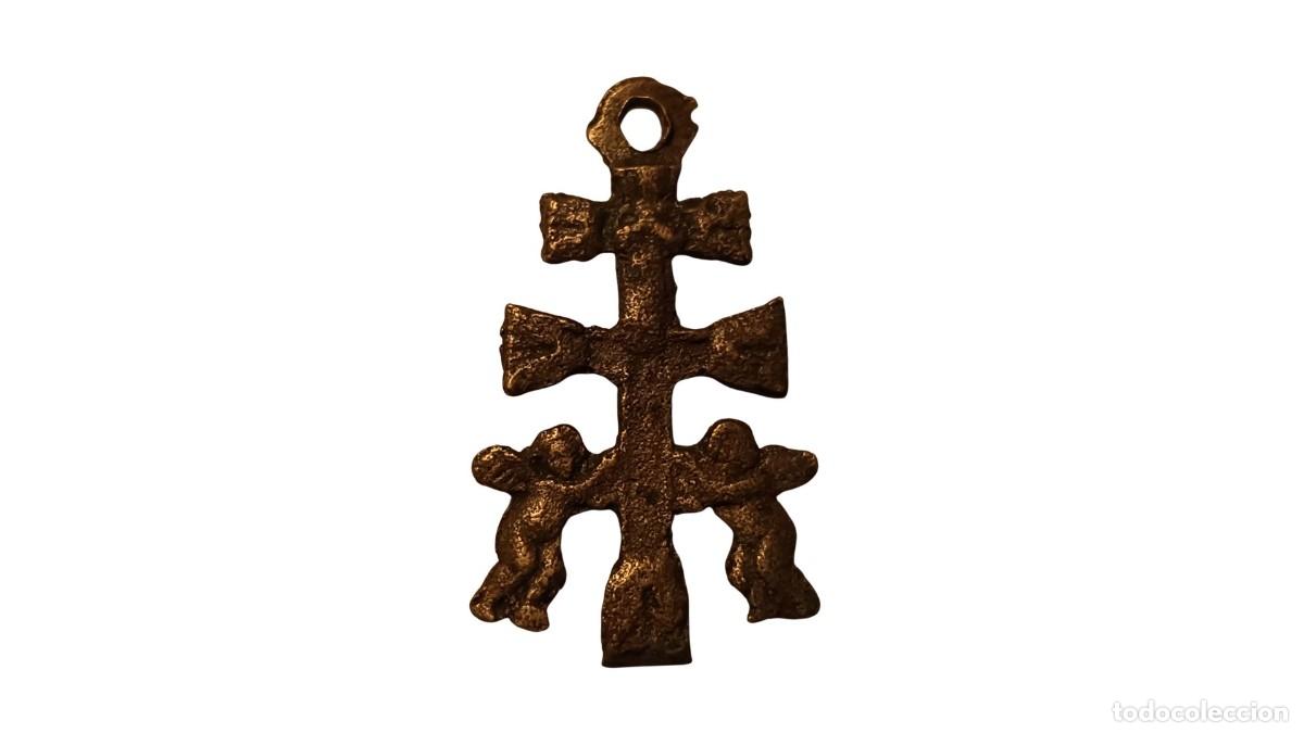 Oggetti Antichi: Cruz de Caravaca del Siglo XIX - Bronce Fundido - Pieza Antigua y R&uacute;stica