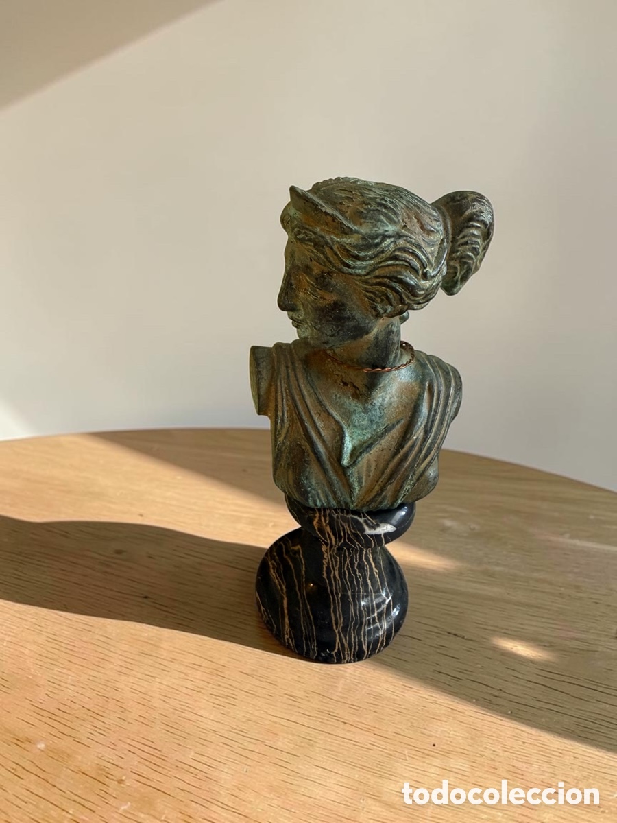 Antig&uuml;edades: Escultura de bronce y base de marmol