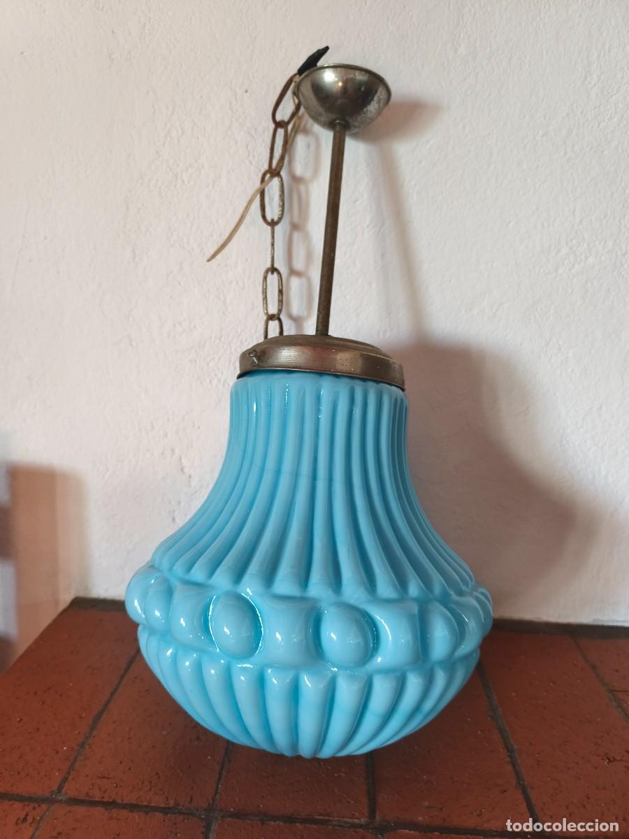 Antig&uuml;edades: L&aacute;mpara de opalina azul cielo.