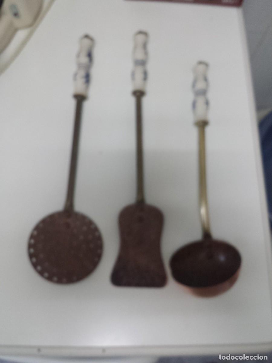 Antig&uuml;edades: Antiguos cazo sopero, paleta y espumadera de cobre con mango de lat&oacute;n
