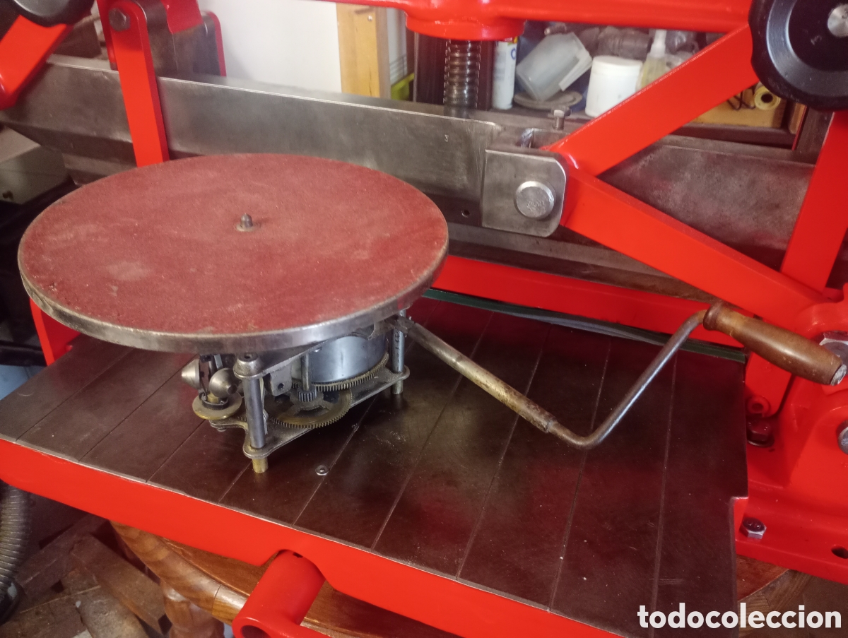 Antig&uuml;edades: Motor de gram&oacute;fono con plato y manivela