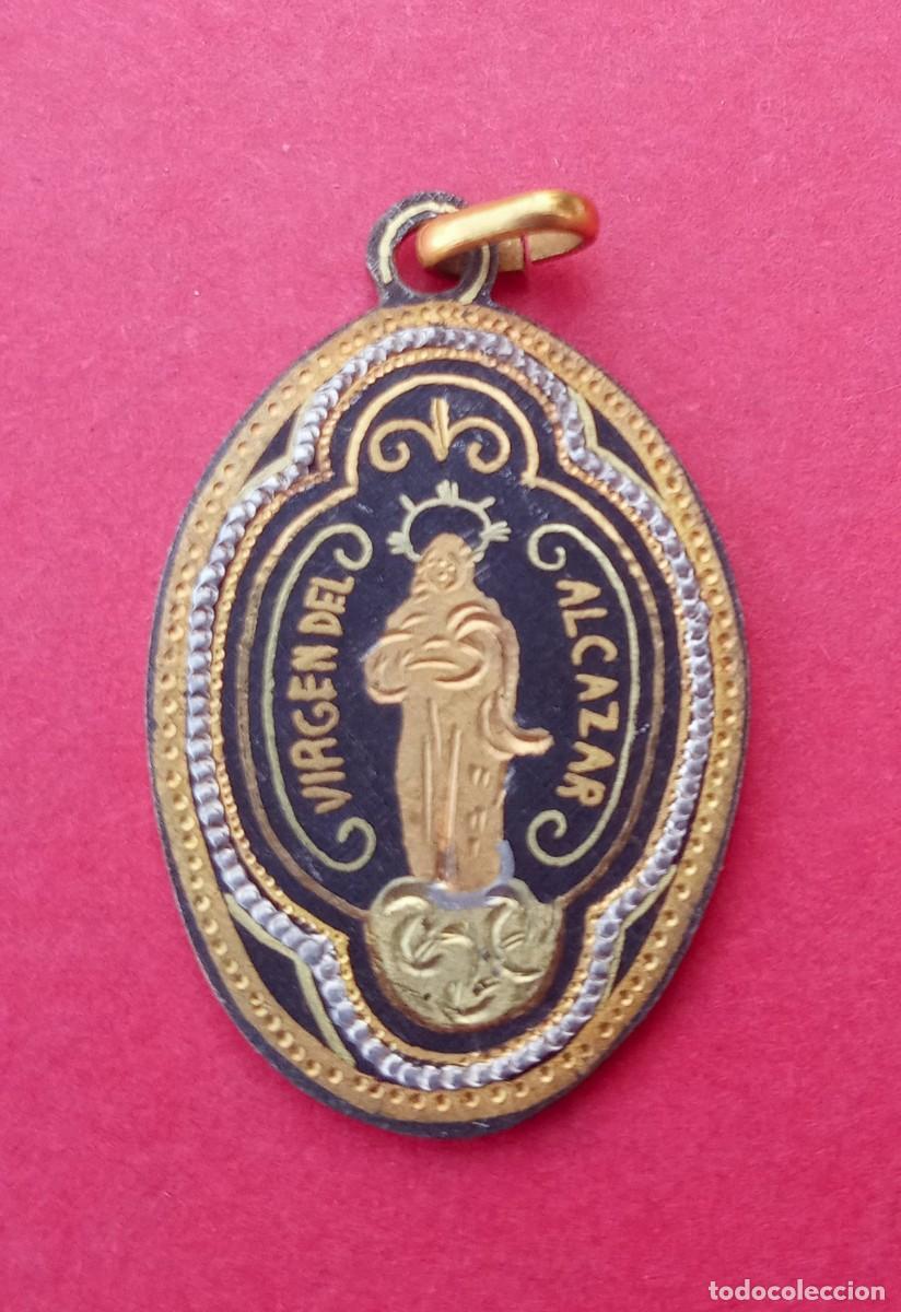 Antig&uuml;edades: Medalla Antigua Damasquinada Virgen del Alc&aacute;zar. Toledo.
