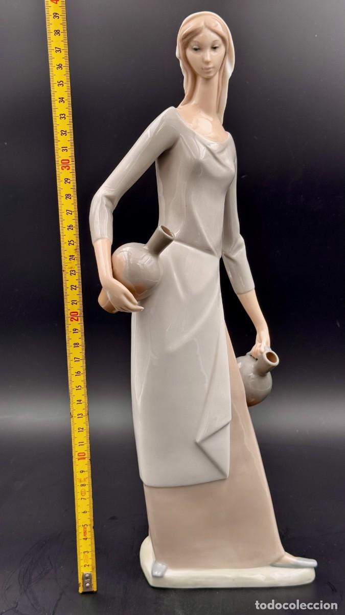 Antiguidades: Figura de porcelana NAO 'Mujer con c&aacute;ntaros', porcelana esmaltada, Espa&ntilde;a c. 1970-1980