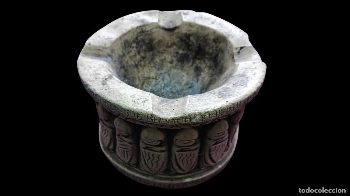 Antig&uuml;edades: Cenicero antiguo de piedra caliza tallado, siglo XVIII/XIX