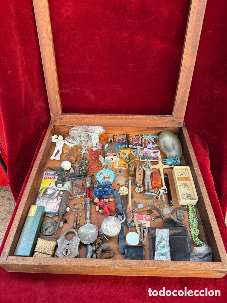 Antiques: Vitrina con gran cantidad de objetos peque&ntilde;os antiguos!