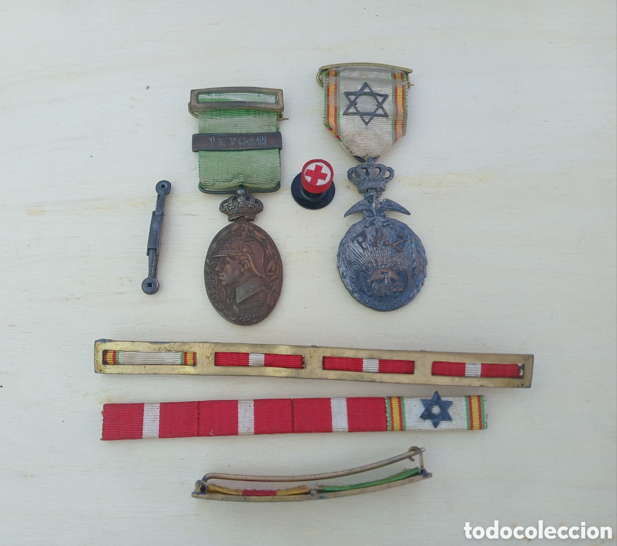 Antiques: LOTE, INSIGNIAS Y MEDALLAS PROTECTORADO DE MARRUECOS, GUERRA DE AFRICA, TETUAN.