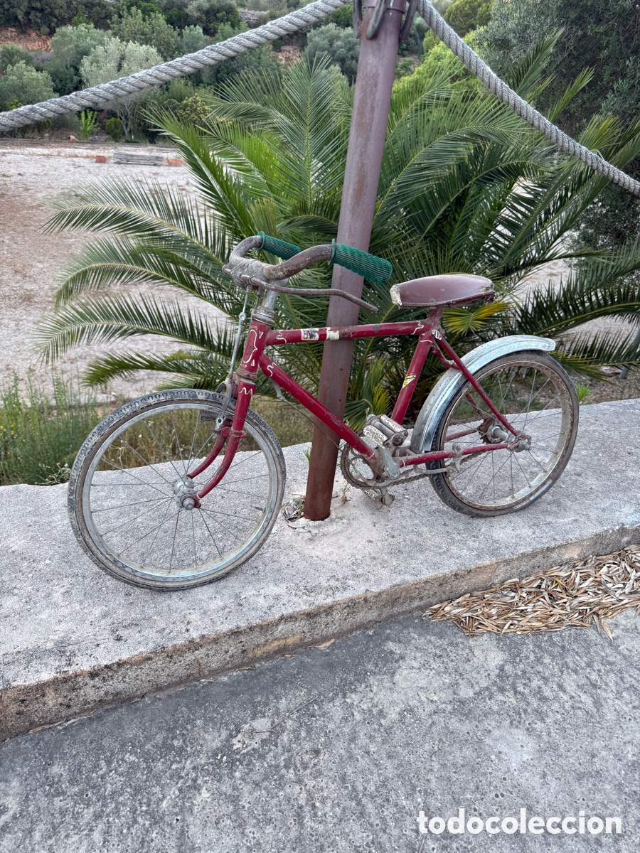 Oggetti Antichi: Peque&ntilde;a bicicleta de ni&ntilde;o,frenos de variillas,a&ntilde;os 40