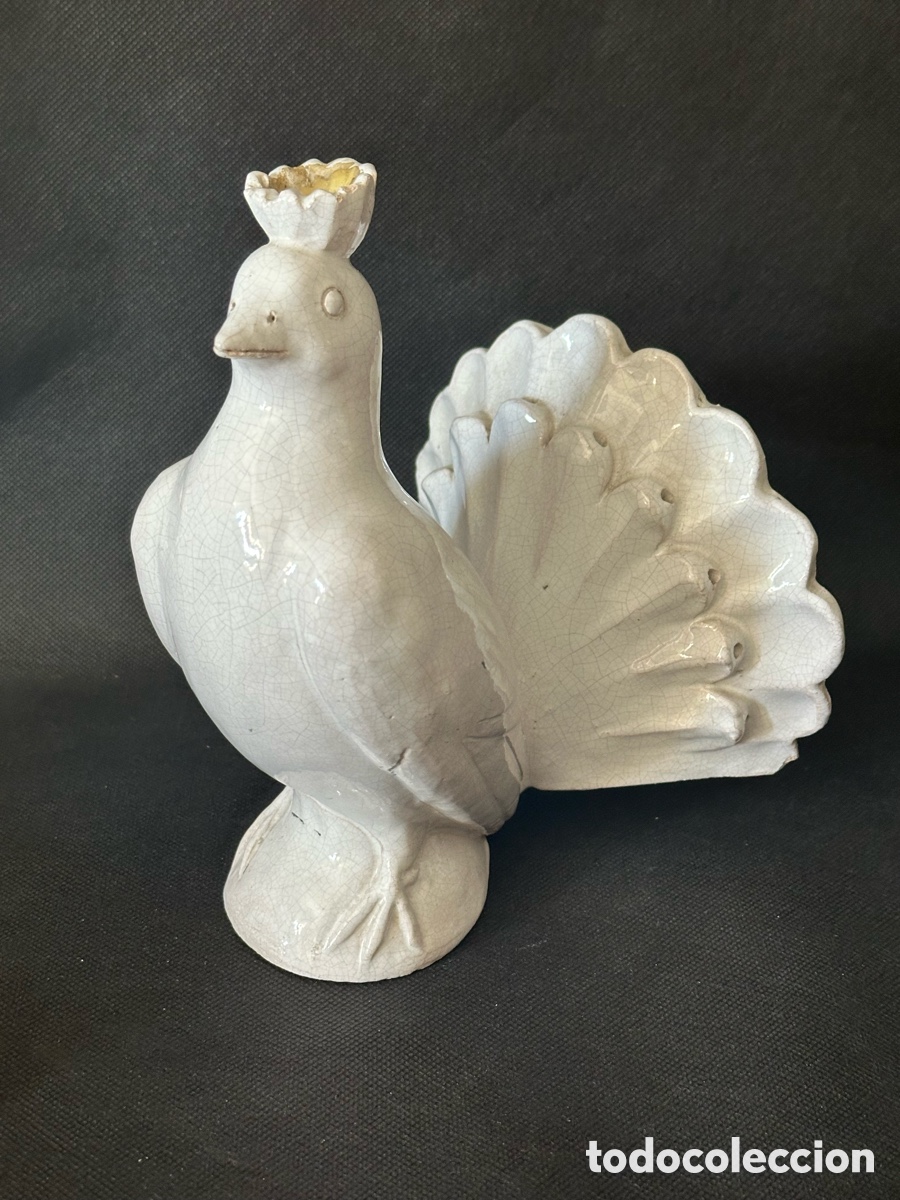 Antig&uuml;edades: Antigua figura de paloma o pavo real en cer&aacute;mica blanca