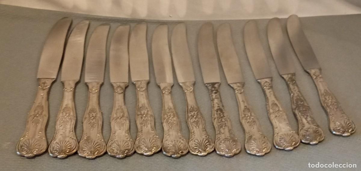 Antig&uuml;edades: 12 Cuchillos Vintage Estilo Luis XV. Conjunto de doce cuchillos de mesa con un dise&ntilde;o cl&aacute;sico