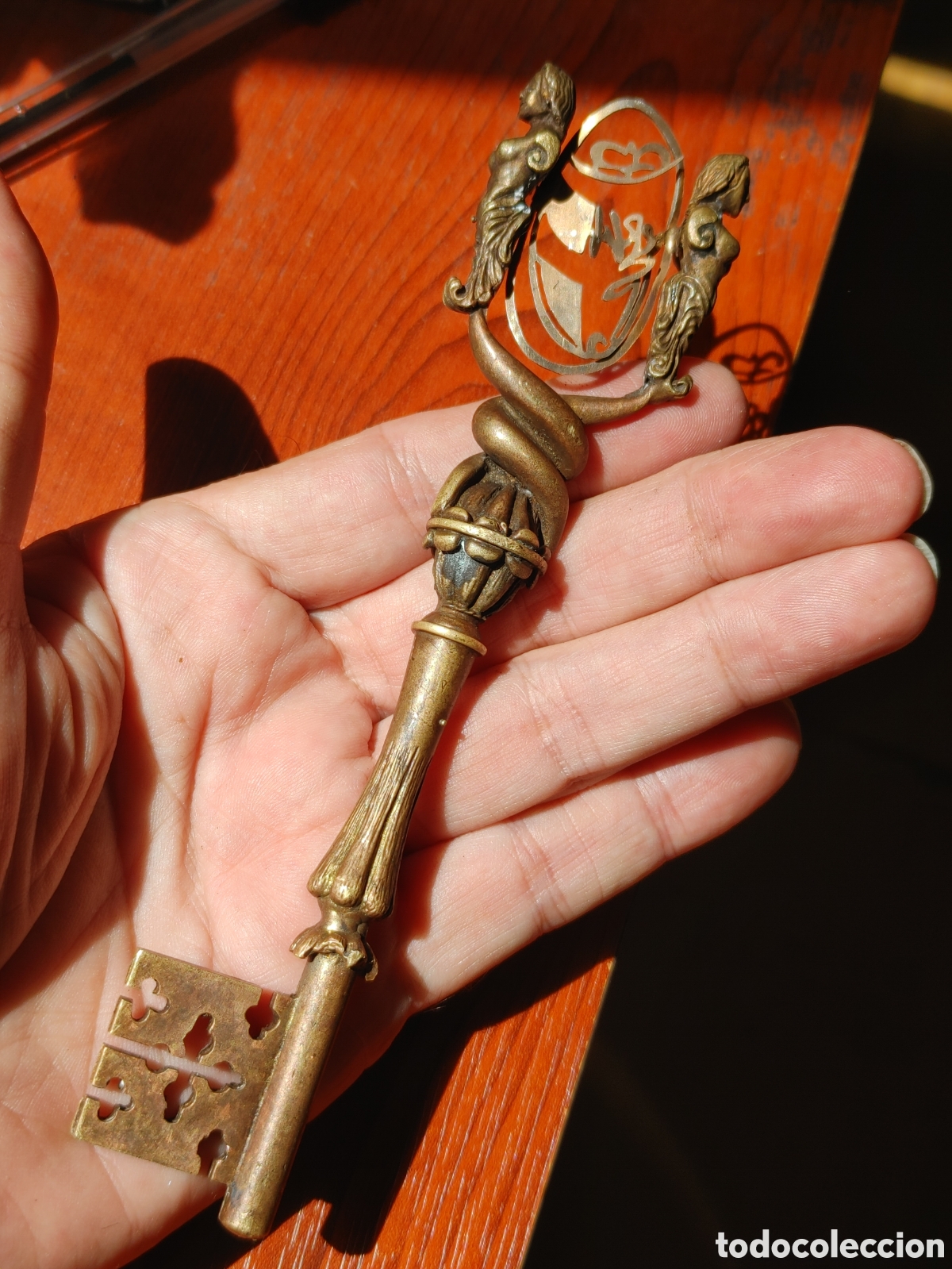 Antig&uuml;edades: Llave de coleccion en bronce. Con dos cariatides. - Foto 2