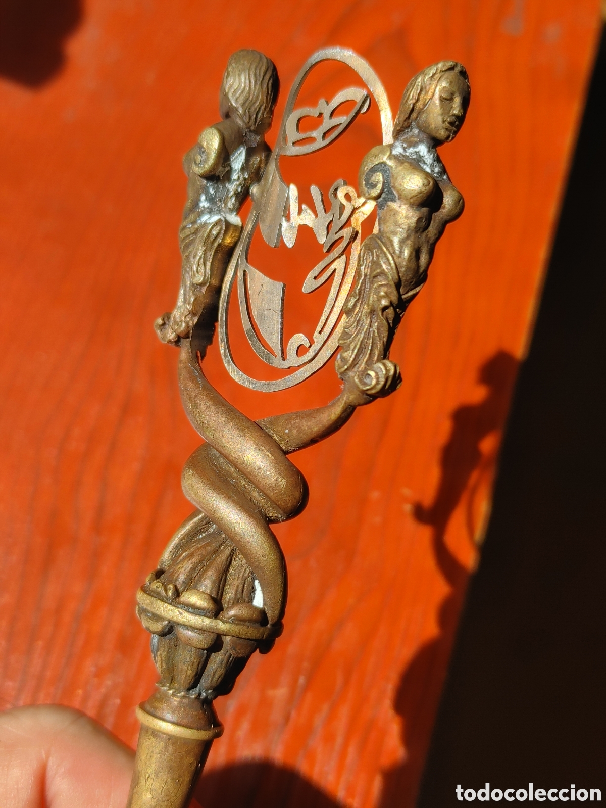 Antig&uuml;edades: Llave de coleccion en bronce. Con dos cariatides. - Foto 4