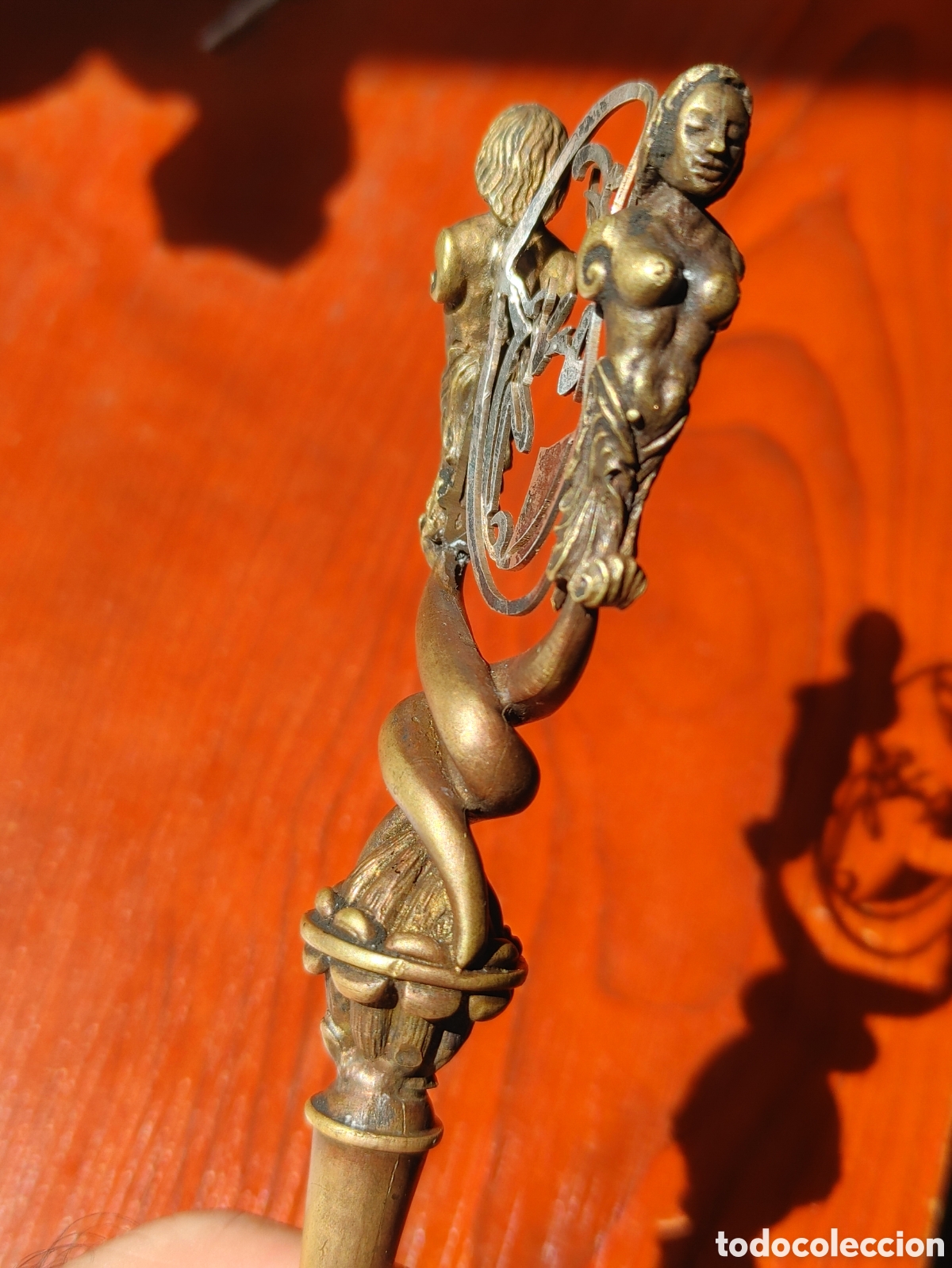 Antig&uuml;edades: Llave de coleccion en bronce. Con dos cariatides. - Foto 5