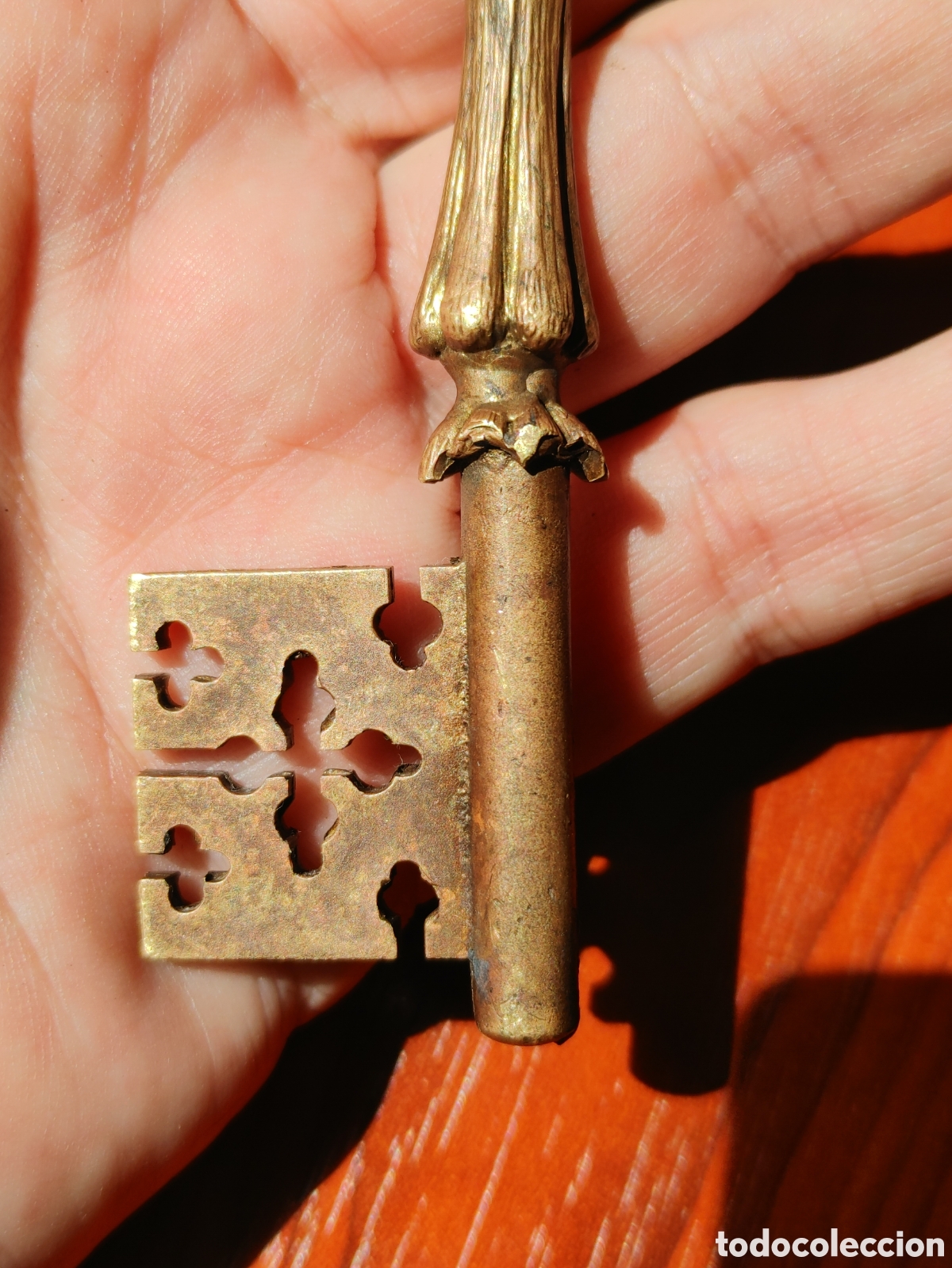 Antig&uuml;edades: Llave de coleccion en bronce. Con dos cariatides. - Foto 6