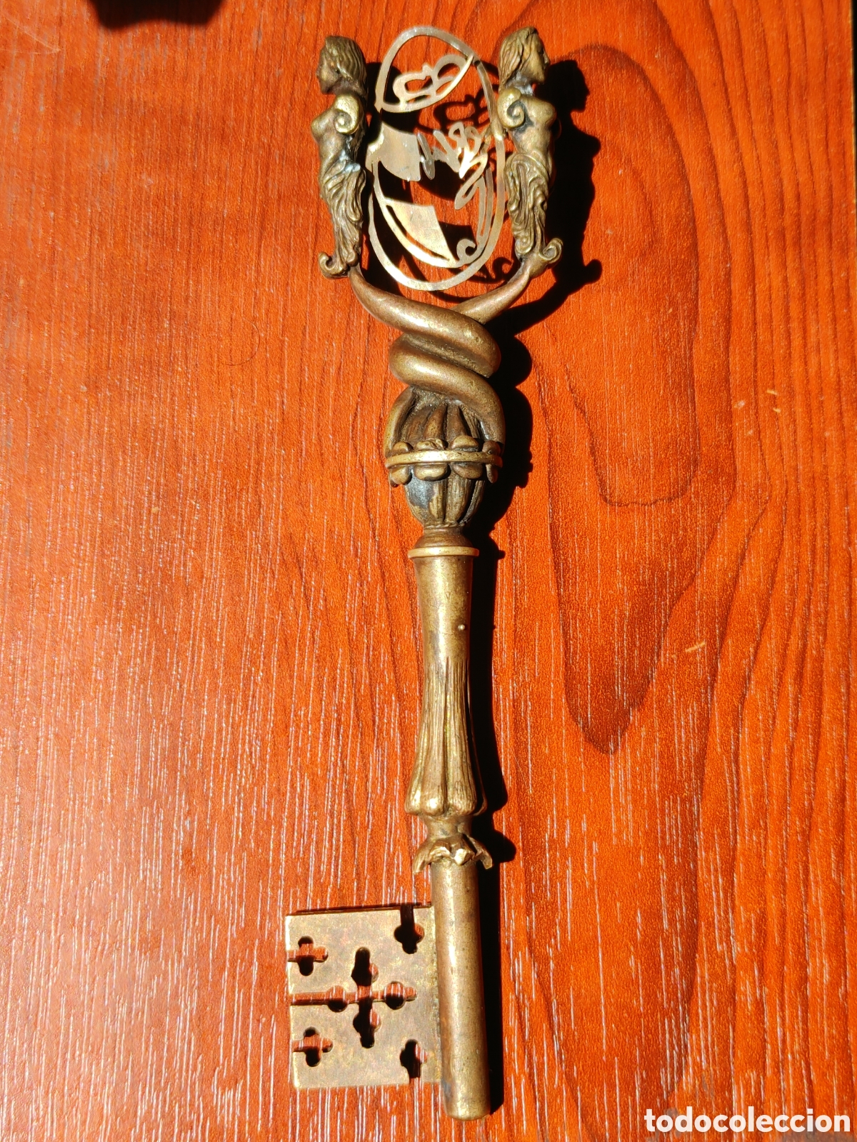 Antig&uuml;edades: Llave de coleccion en bronce. Con dos cariatides. - Foto 7
