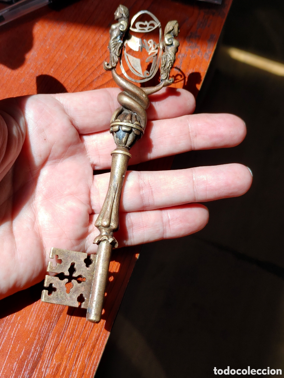 Antig&uuml;edades: Llave de coleccion en bronce. Con dos cariatides. - Foto 1
