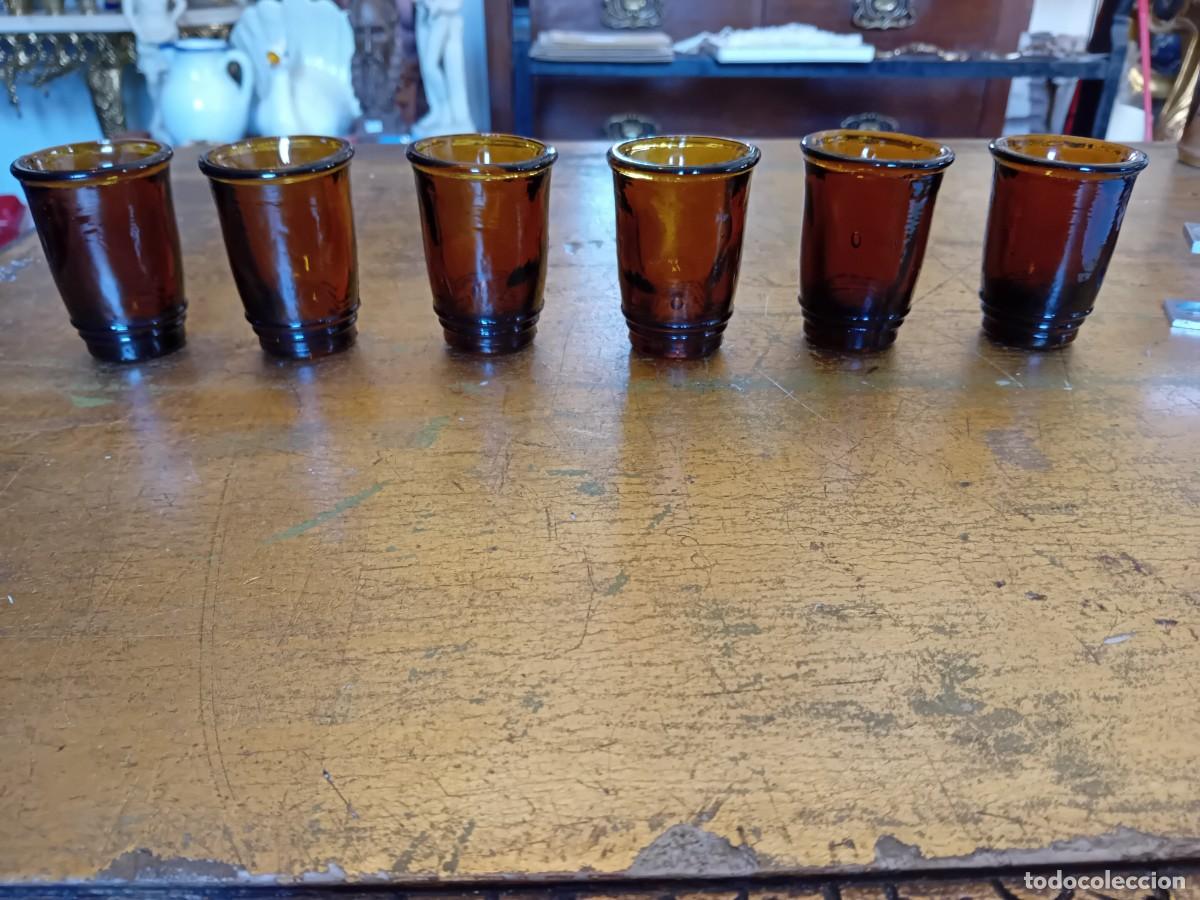 Antig&uuml;edades: 6 seis vasos de cristal prensado color &aacute;mbar, antiguos
