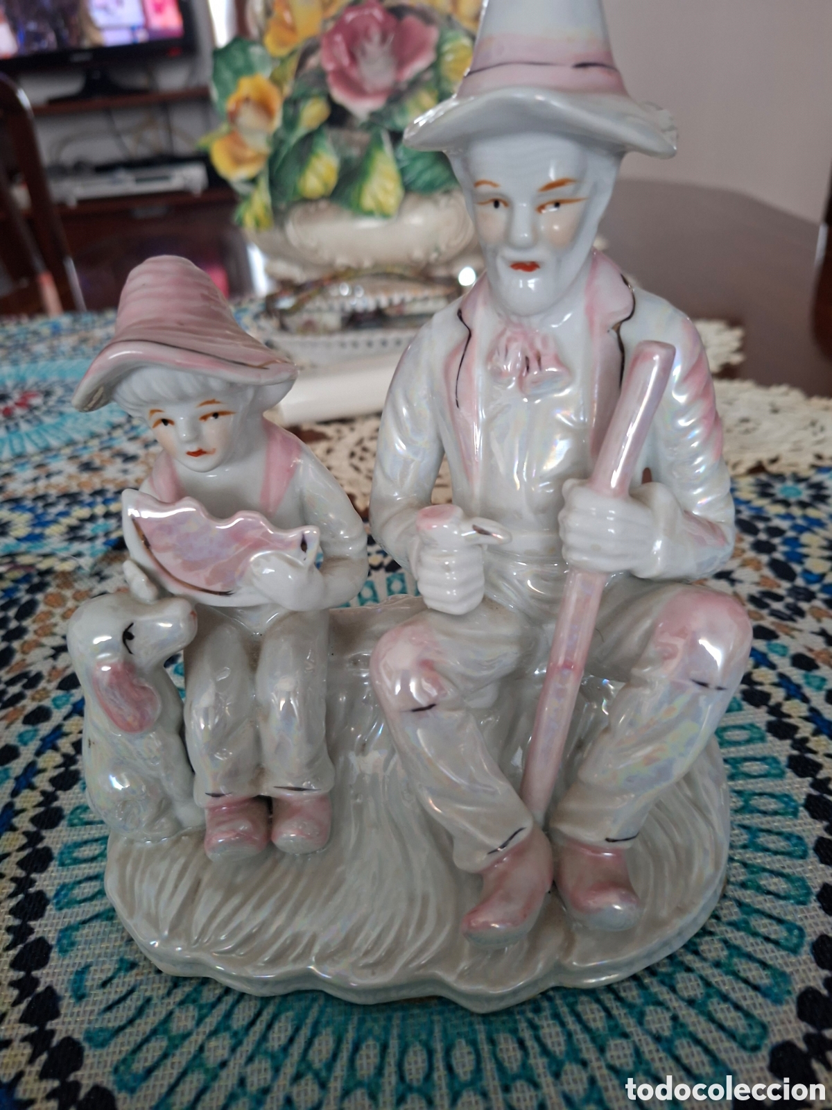 Antig&uuml;edades: Abuelo con ni&ntilde;o y perrito colores finos y delicados