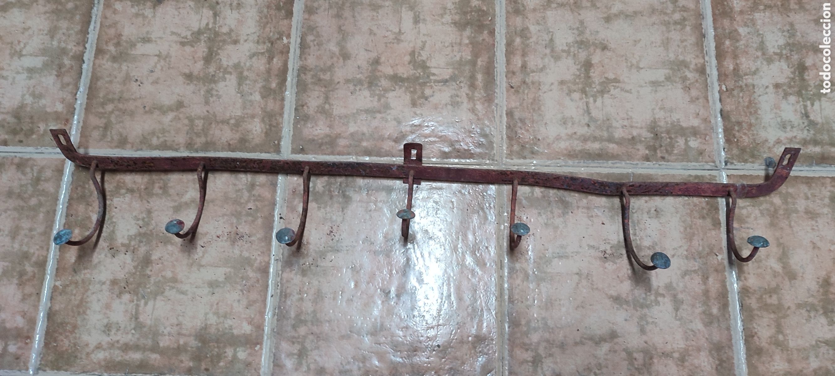 Antig&uuml;edades: Antigua percha perchero de caballeriza o colegio. Hierro con 7 botones de lat&oacute;n. Para restaurar