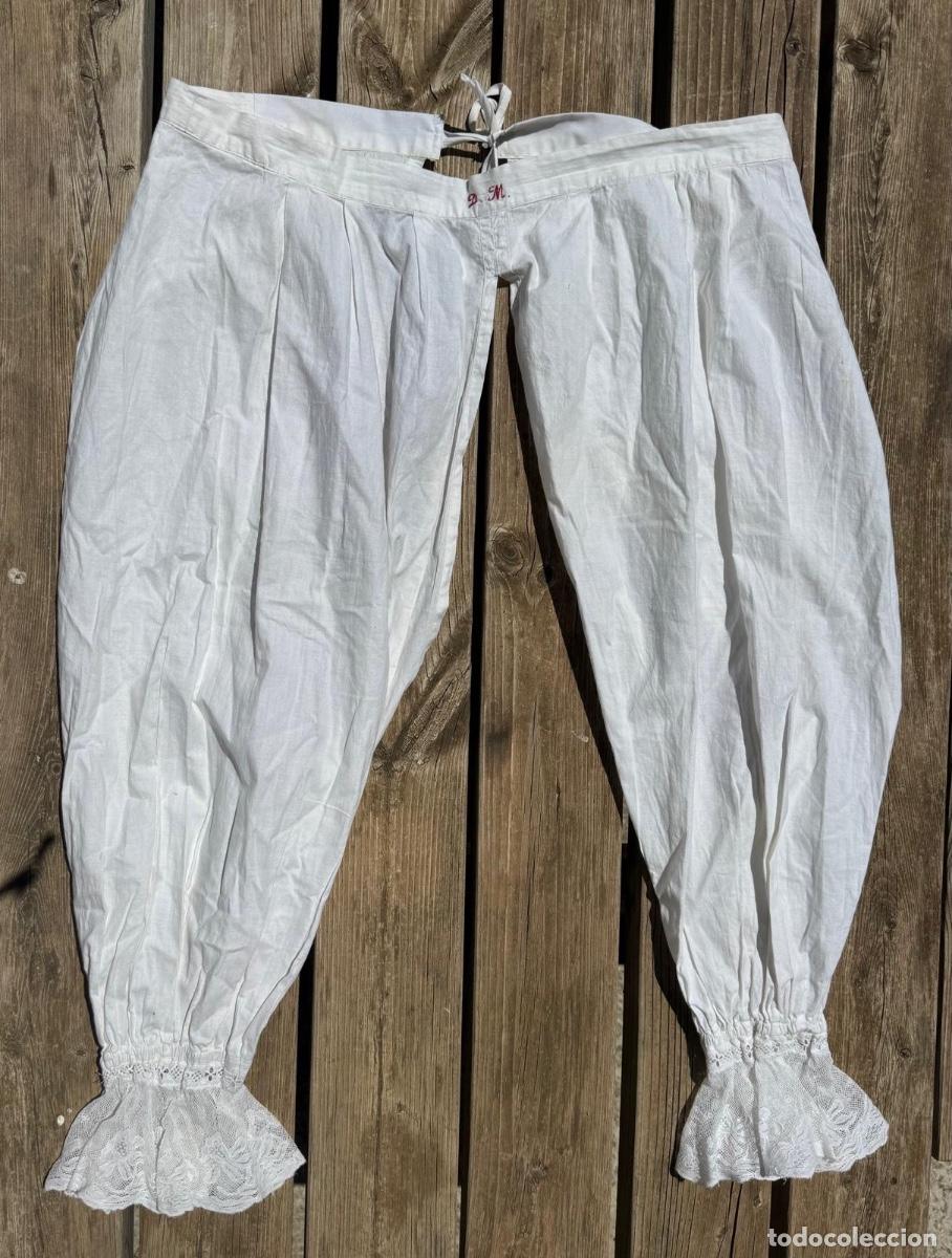 Antig&uuml;edades: Pantalones Pololos bajo manteo falda popular encaje tradicional Castilla s XIX bordado