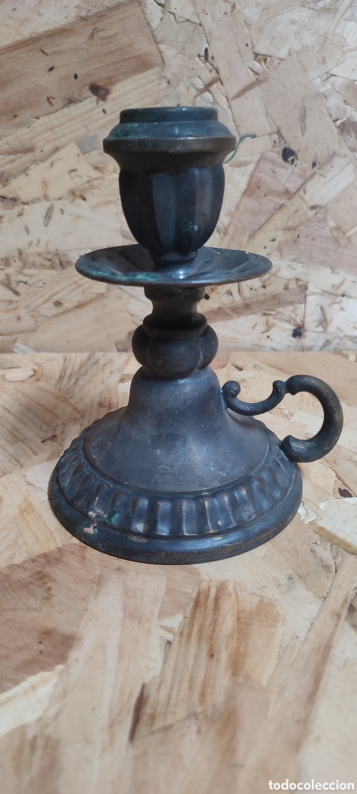 Antig&uuml;edades: Antigua palmatoria candelabro de alpaca o lat&oacute;n ba&ntilde;ado. (Piso arriba)