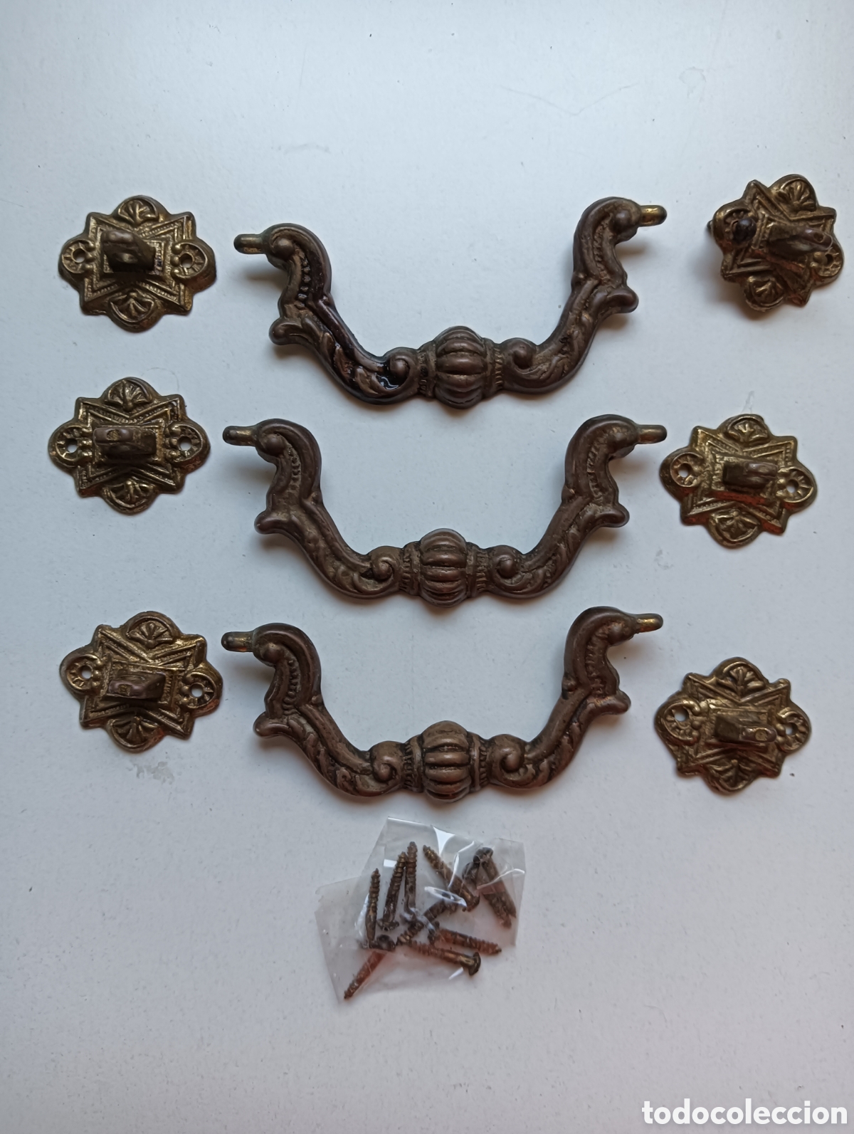 Antig&uuml;edades: Lote de tiradores antiguos de bronce. Completos