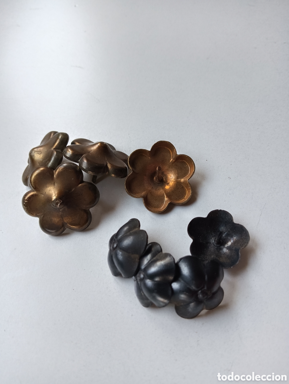 Antig&uuml;edades: Lote de 8 chinchetas antiguas hierro bronce