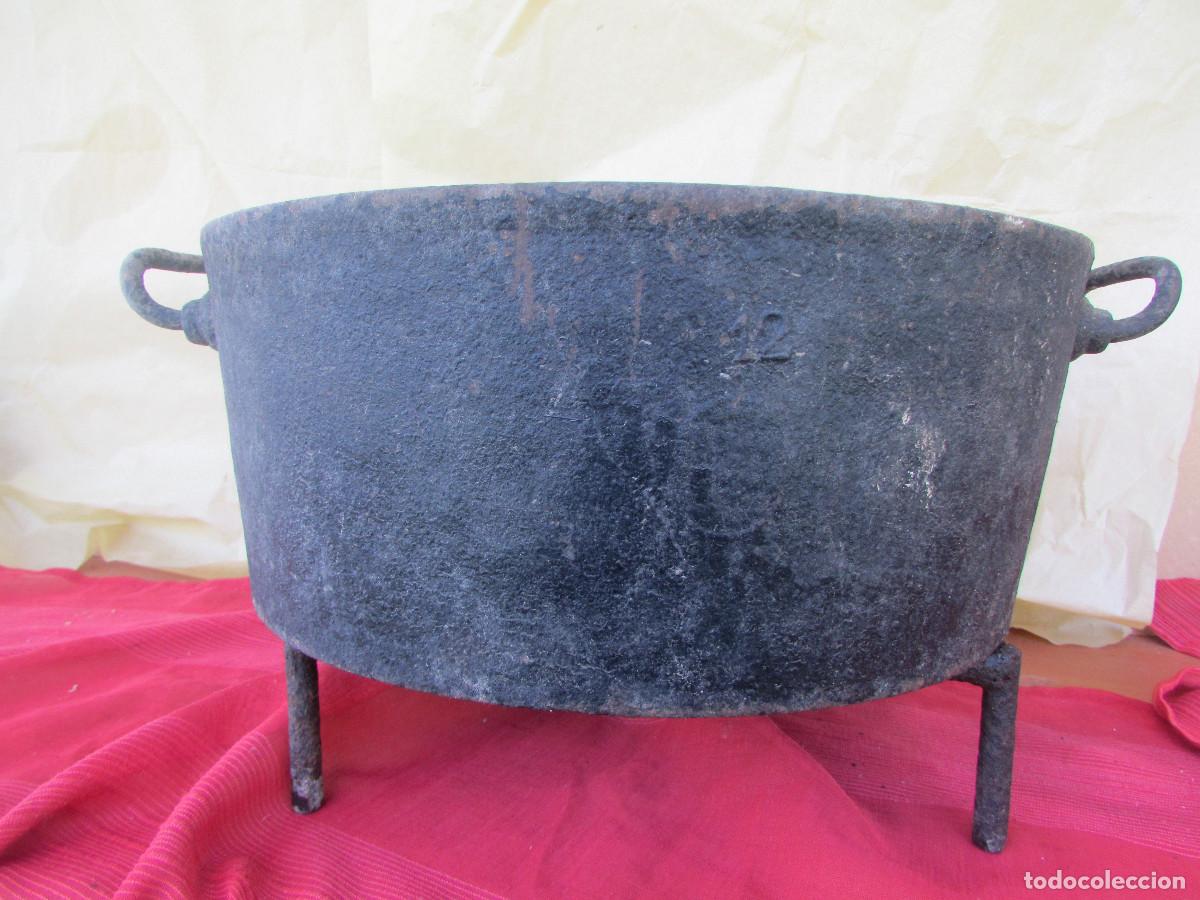 Antig&uuml;edades: Pote antiguo. Olla de hierro con tres pies apart. Hierro fundido. Para 12 litros. 10 kg