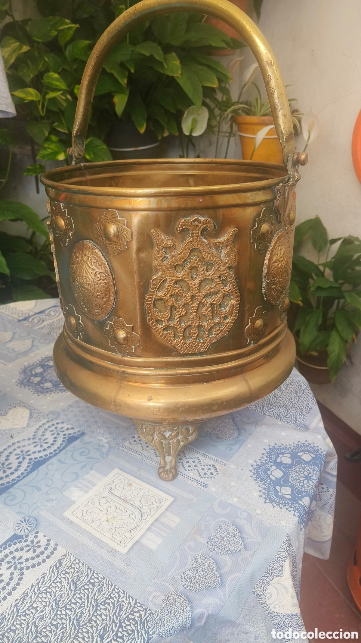 Antig&uuml;edades: Jardinera marroqu&iacute; vintage de lat&oacute;n con detalles en relieve ornamentados, a&ntilde;os 60