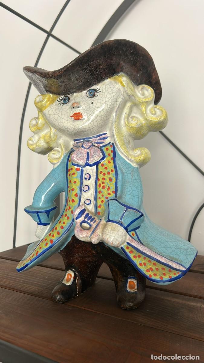 Antig&uuml;edades: FIGURA DECORATIVA DE CERAMICA CABALLERO CON TRAJE DE EPOCA 32 CMS. ALTURA