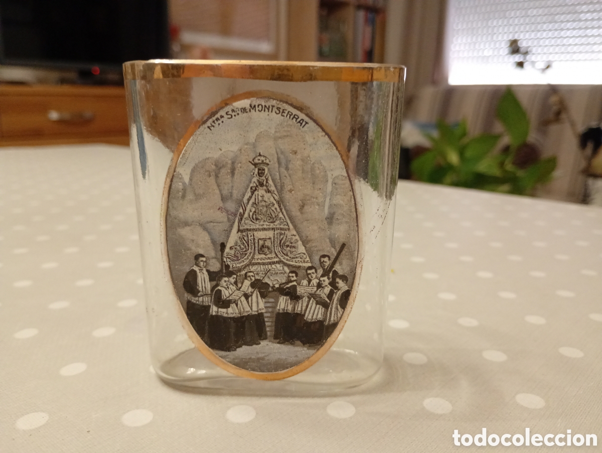 Antiguidades: Faltriquera, got (vaso) Recuerdo de Montserrat. La Moreneta, Escolania, Bages. Barcelona, Catalunya