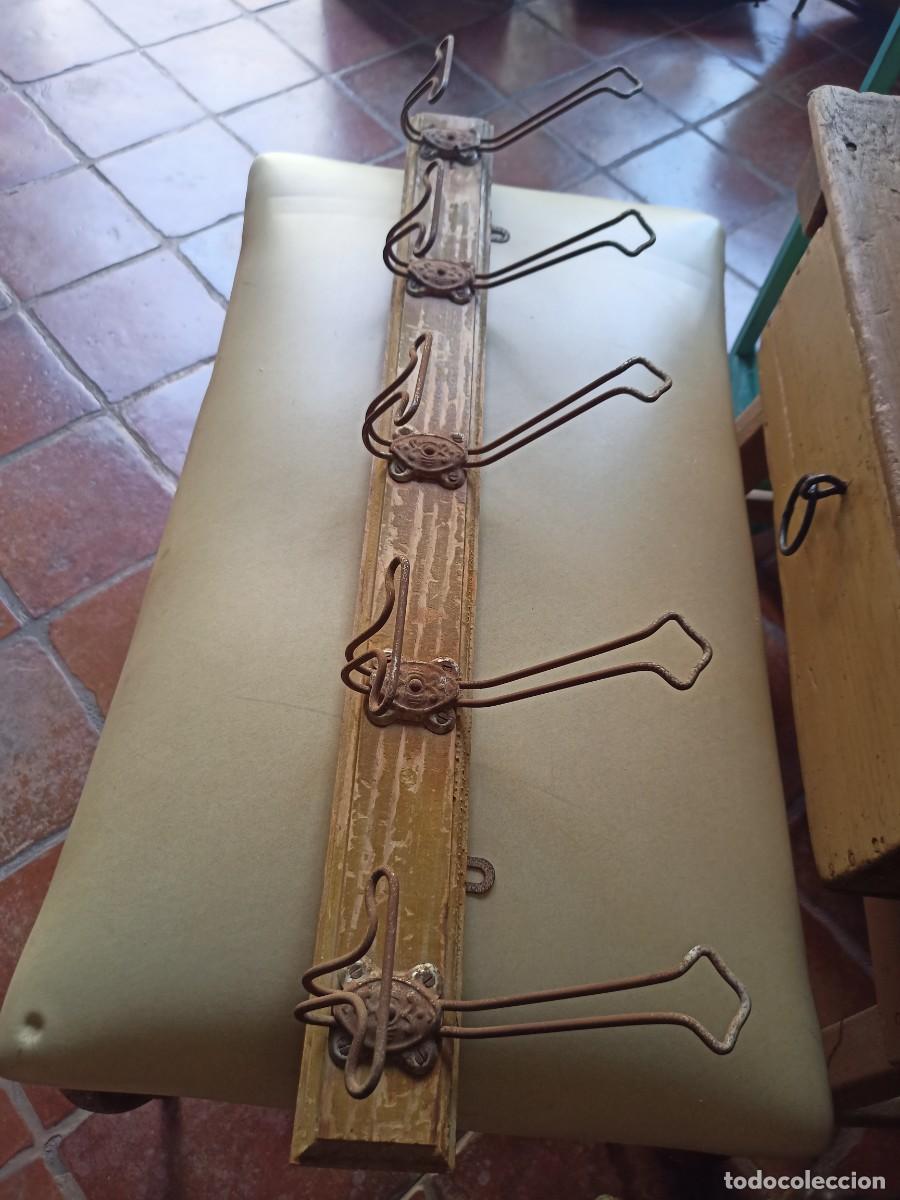 Antig&uuml;edades: Percha de madera y metal