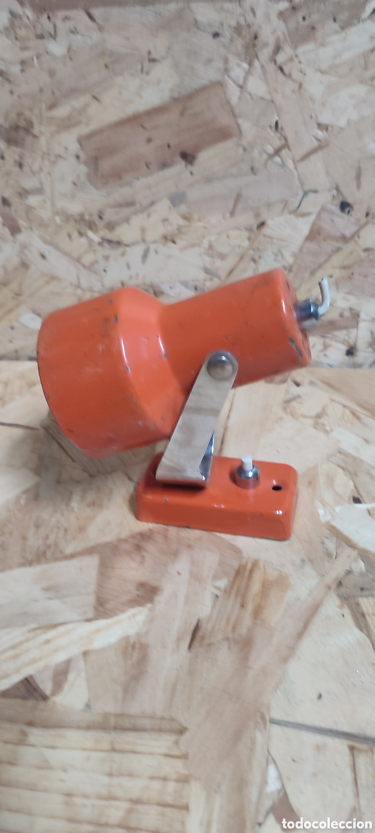 Antig&uuml;edades: Antiguo aplique de pared, flexo naranja posiblemente Maci&aacute; para. Para limpiar y recablear.