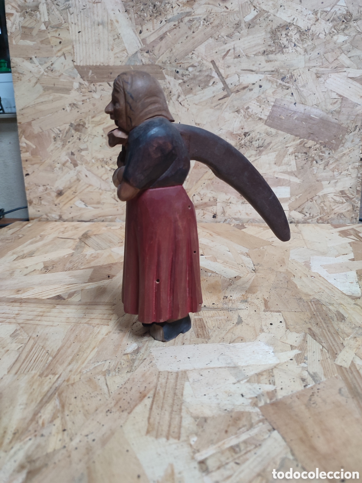 Antig&uuml;edades: Antiguo cascanueces de madera tallada y policromada. Necesita restauraci&oacute;n