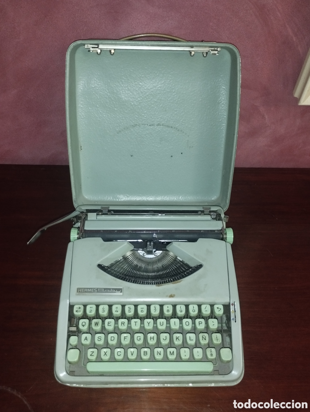 Antig&uuml;edades: Maquina de escribir port&aacute;til