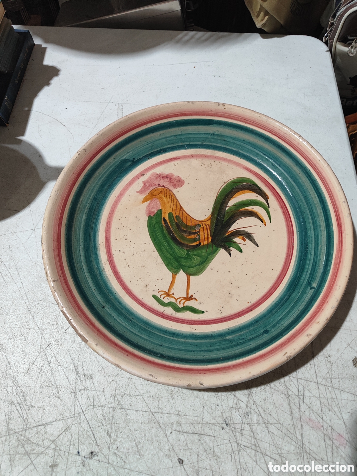 Antig&uuml;edades: Antiguo gran plato porcelana vidriada con imagen gallo pintada a mano de Caltagirone Sicilia