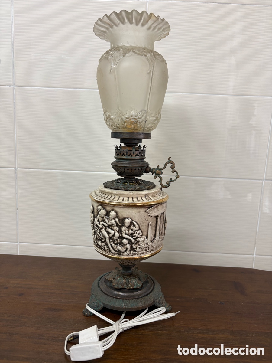 Antig&uuml;edades: L&aacute;mpara de sobremesa estilo quinqu&eacute; con tulipa de cristal y dep&oacute;sito de porcelana en relieve