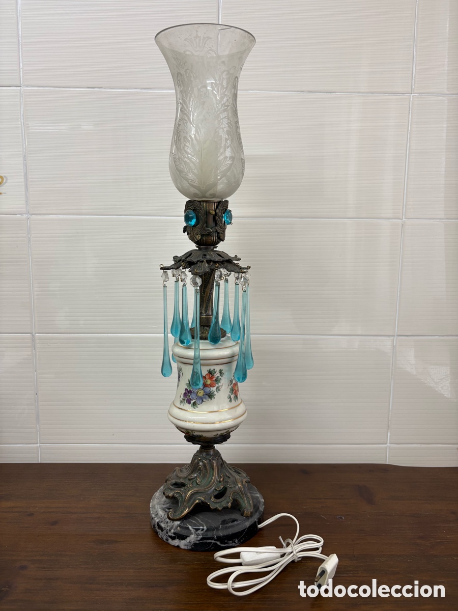 Antig&uuml;edades: L&aacute;mpara de sobremesa estilo imperio con porcelana, m&aacute;rmol y l&aacute;grimas de cristal azul