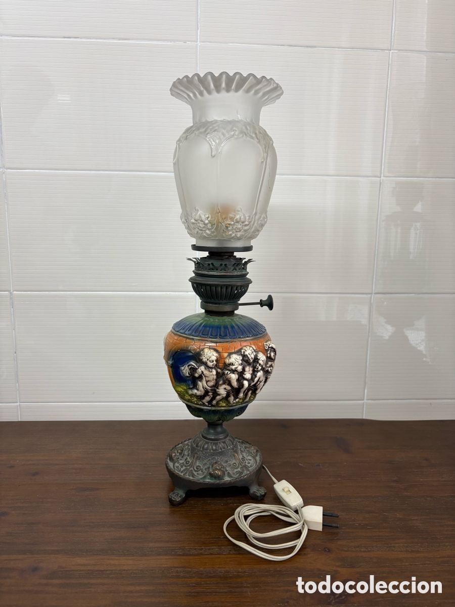 Antig&uuml;edades: L&aacute;mpara sobremesa estilo quinqu&eacute; con porcelana policromada en relieve