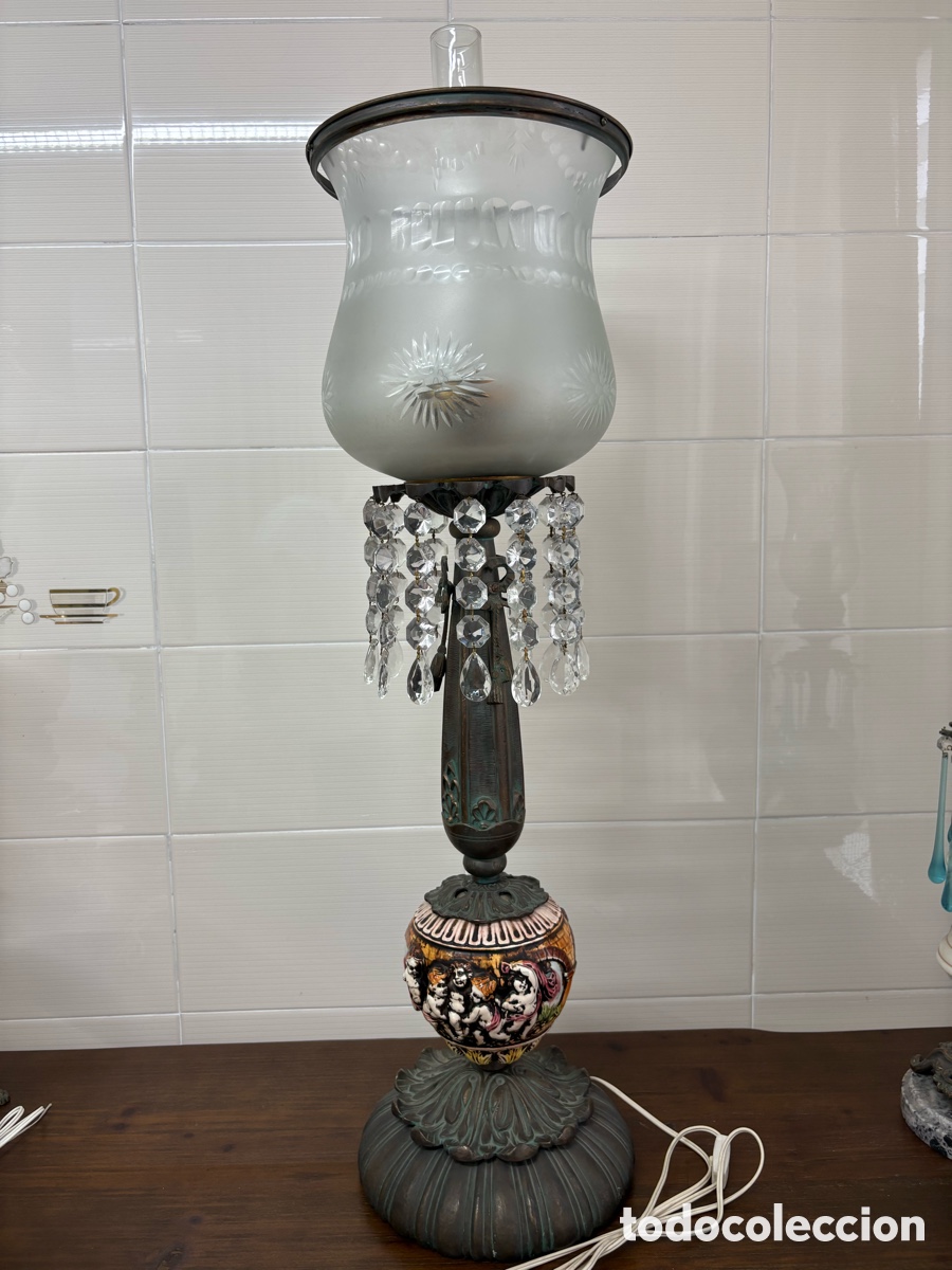 Antig&uuml;edades: L&aacute;mpara de sobremesa estilo imperio con prismas de cristal