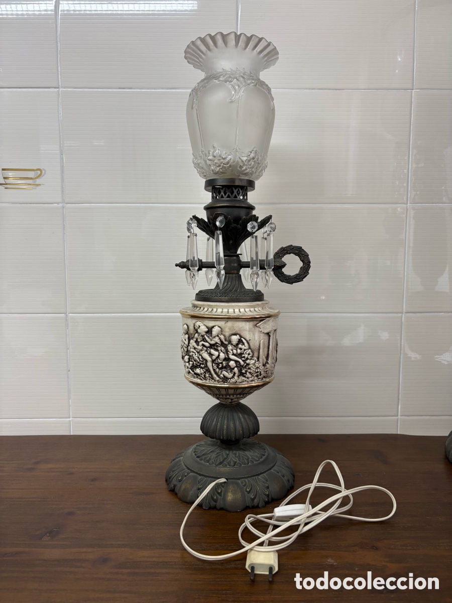 Antig&uuml;edades: L&aacute;mpara de sobremesa estilo quinqu&eacute; con porcelana en relieve, prismas de cristal y tulipa opalina