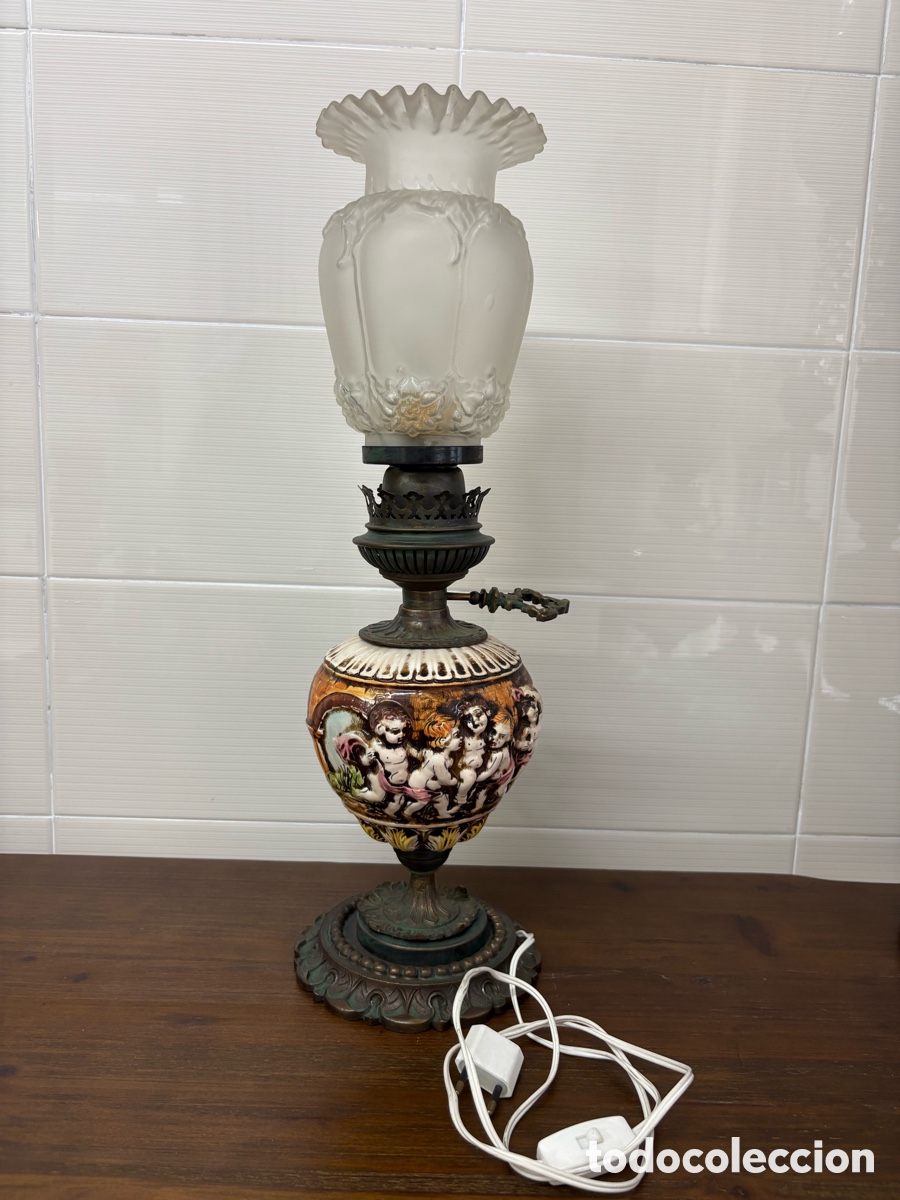 Antig&uuml;edades: L&aacute;mpara de sobremesa estilo quinqu&eacute; con porcelana policromada de querubines