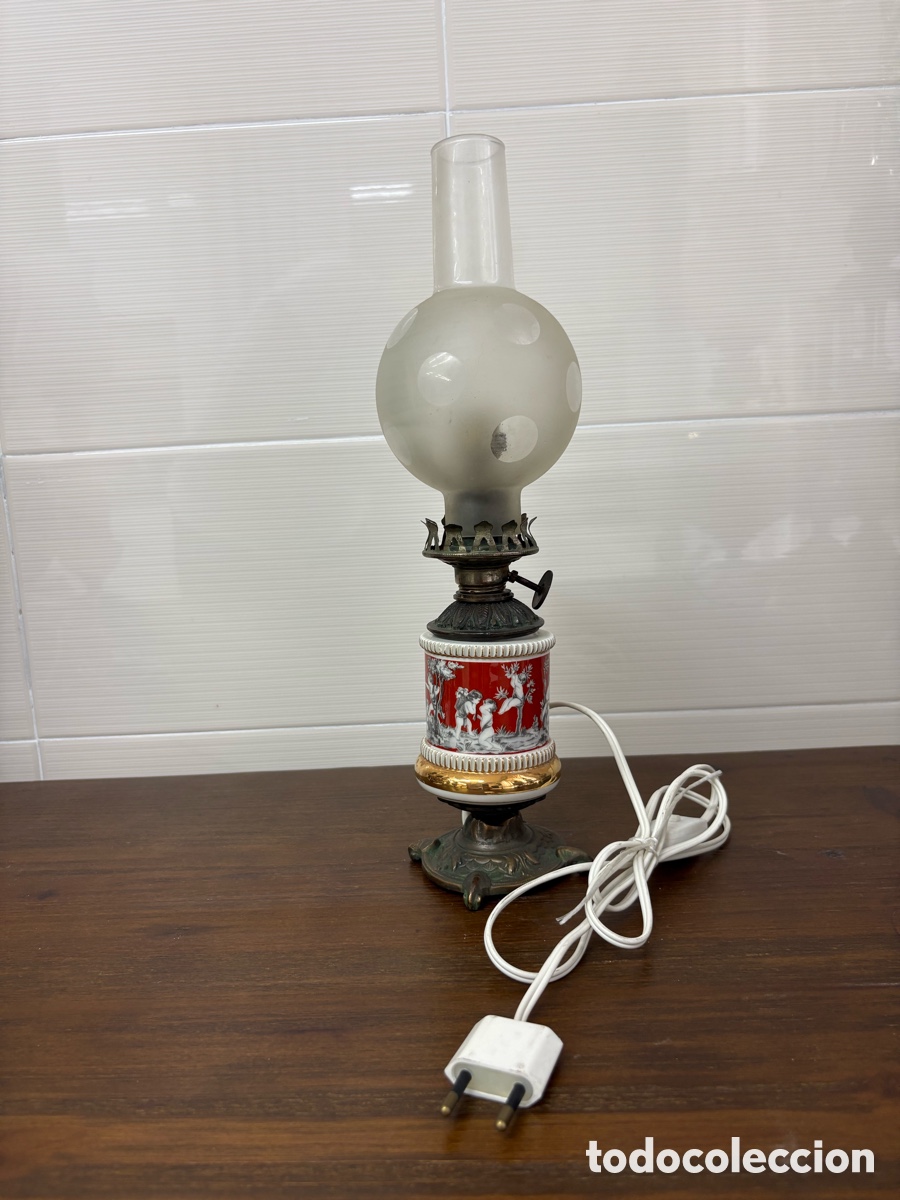 Antig&uuml;edades: L&aacute;mpara de sobremesa estilo quinqu&eacute; con porcelana jasper roja, chimenea de cristal opalino