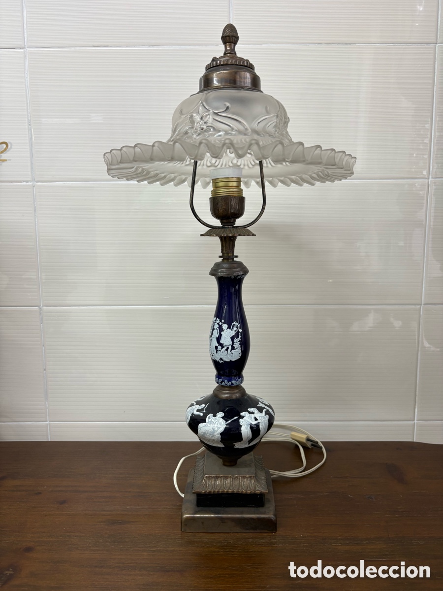 Antig&uuml;edades: L&aacute;mpara de sobremesa estilo Wedgwood jasper azul con pantalla de cristal opalino grabado