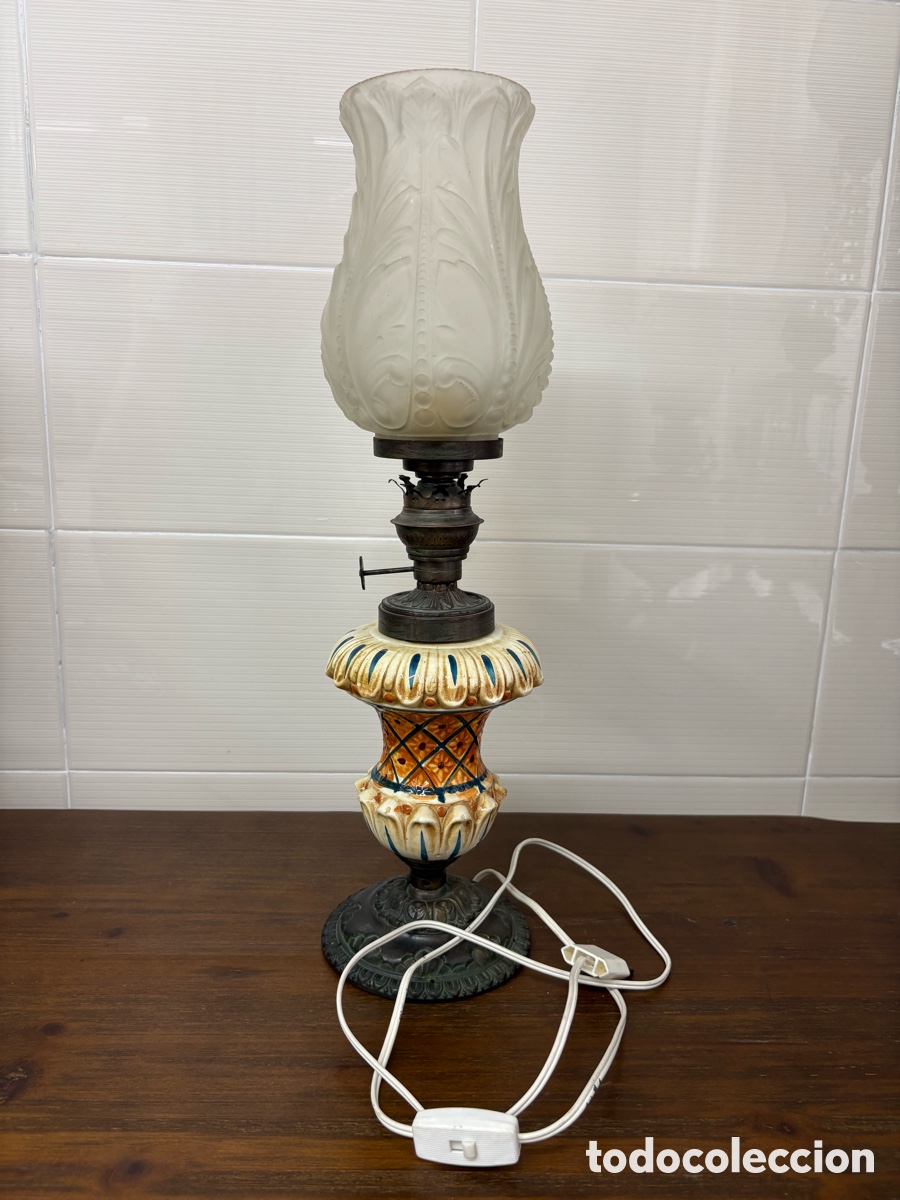 Antig&uuml;edades: L&aacute;mpara de sobremesa estilo quinqu&eacute; con cer&aacute;mica policromada y tulipa de cristal satinado