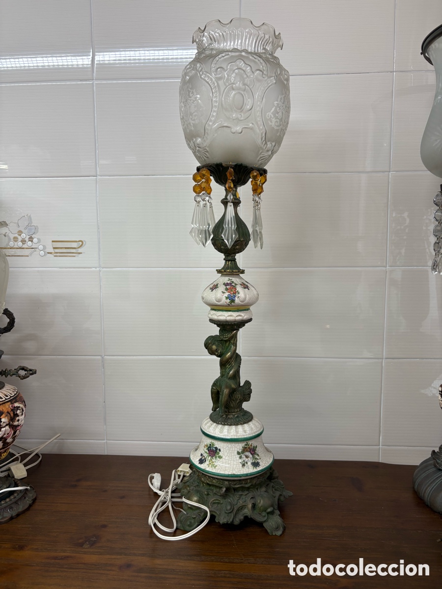 Antig&uuml;edades: Gran l&aacute;mpara de sobremesa con querub&iacute;n, porcelana craquelada, prismas de cristal y tulipa opalina