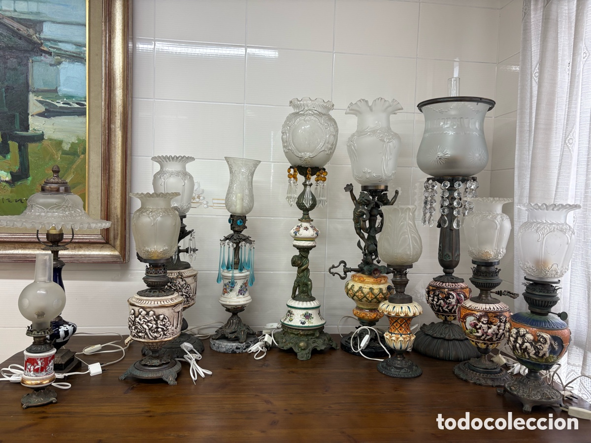 Antig&uuml;edades: Colecci&oacute;n de 12 l&aacute;mparas de sobremesa estilo quinqu&eacute;