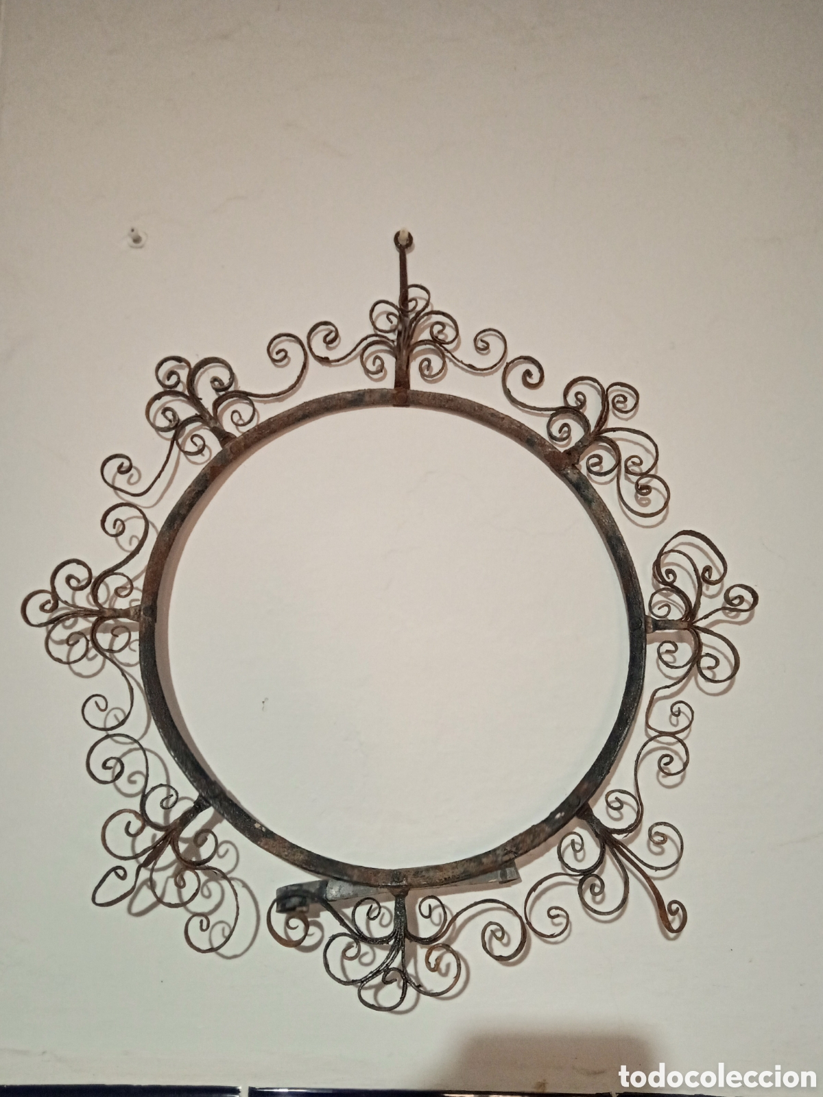 Antig&uuml;edades: Antiguo Marco de Espejo de Forja , di&aacute;metro interior 27 cm