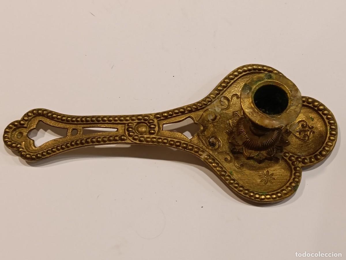 Antig&uuml;edades: Antigua Palmatoria de Sacrist&iacute;a o Escritoire - Bronce Macizo Perlado - Estilo Historicista - 24 cm