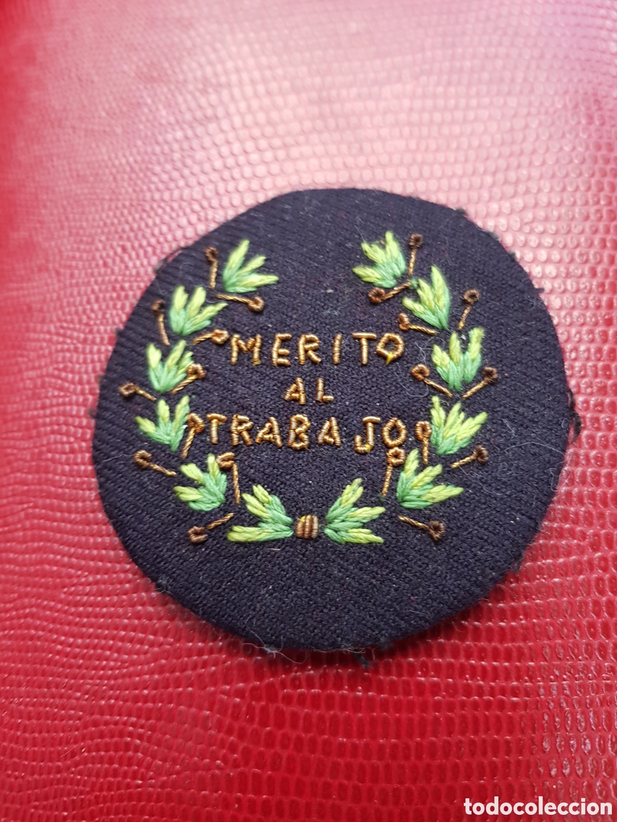 Antig&uuml;edades: ANTIGUO PARCHE BORDADO MERITO AL TRABAJO LAUREADA.